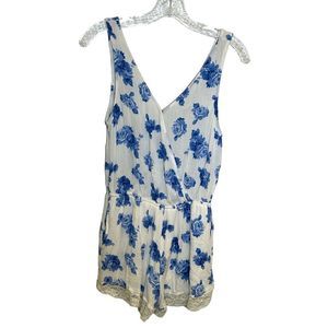 Mimi Chica white & blue floral romper. White lace, lined, size M, pockets, EUC